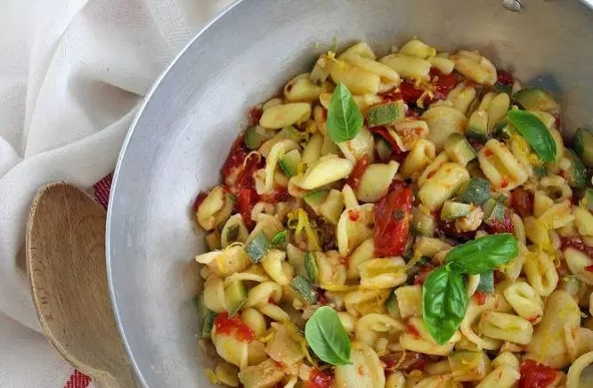 Cavatelli con zucchine, pomodorini e limone