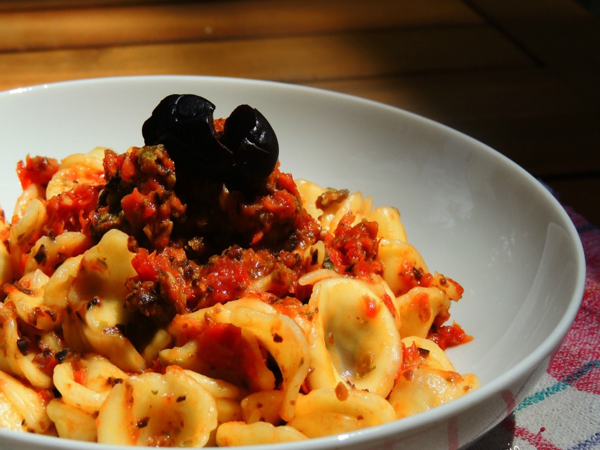 Orecchiette con sugo di pomodori secchi e olive